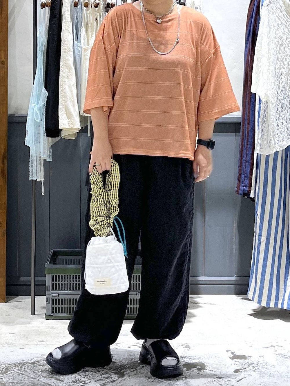 ブラック系のその他パンツ、ブラック系のキャミソール、ブラック系のサンダルを着用したレディースの夏コーディネートの2枚目の写真