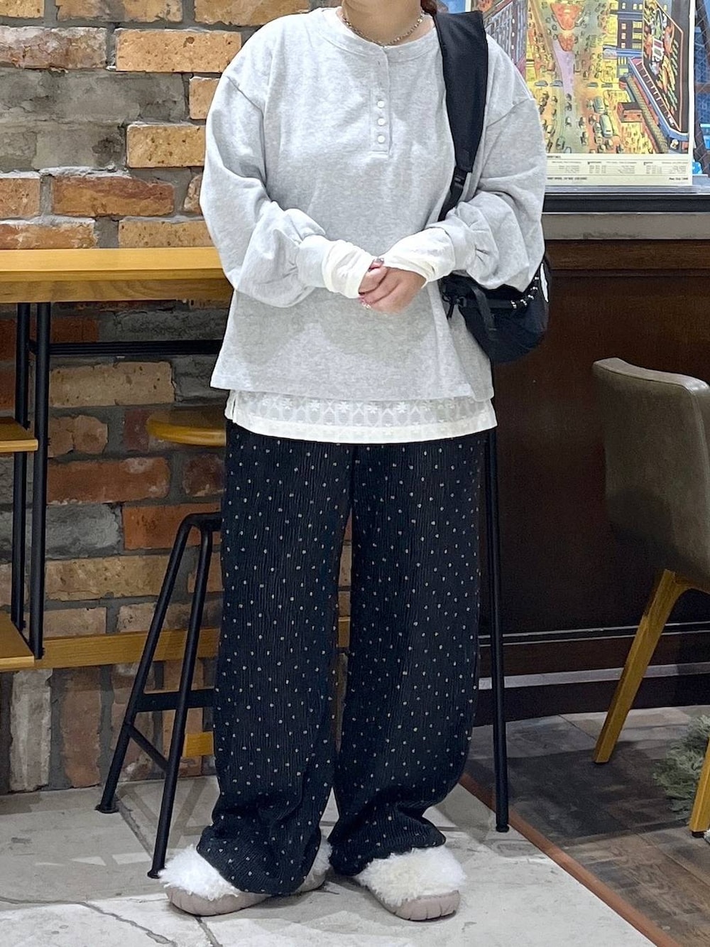 グレー系のスウェット、ホワイト系のその他パンツ、ブラック系のショルダーバッグを着用したレディースの秋コーディネートの2枚目の写真