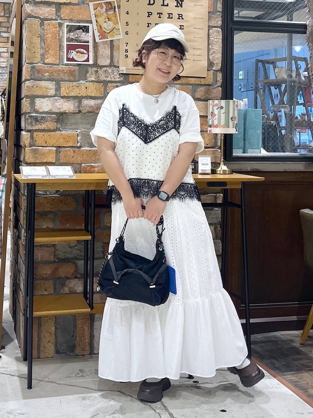 その他のTシャツ/カットソー、ブラウン系のスニーカー、ホワイト系のスカートを着用したレディースの夏コーディネートの8枚目の写真