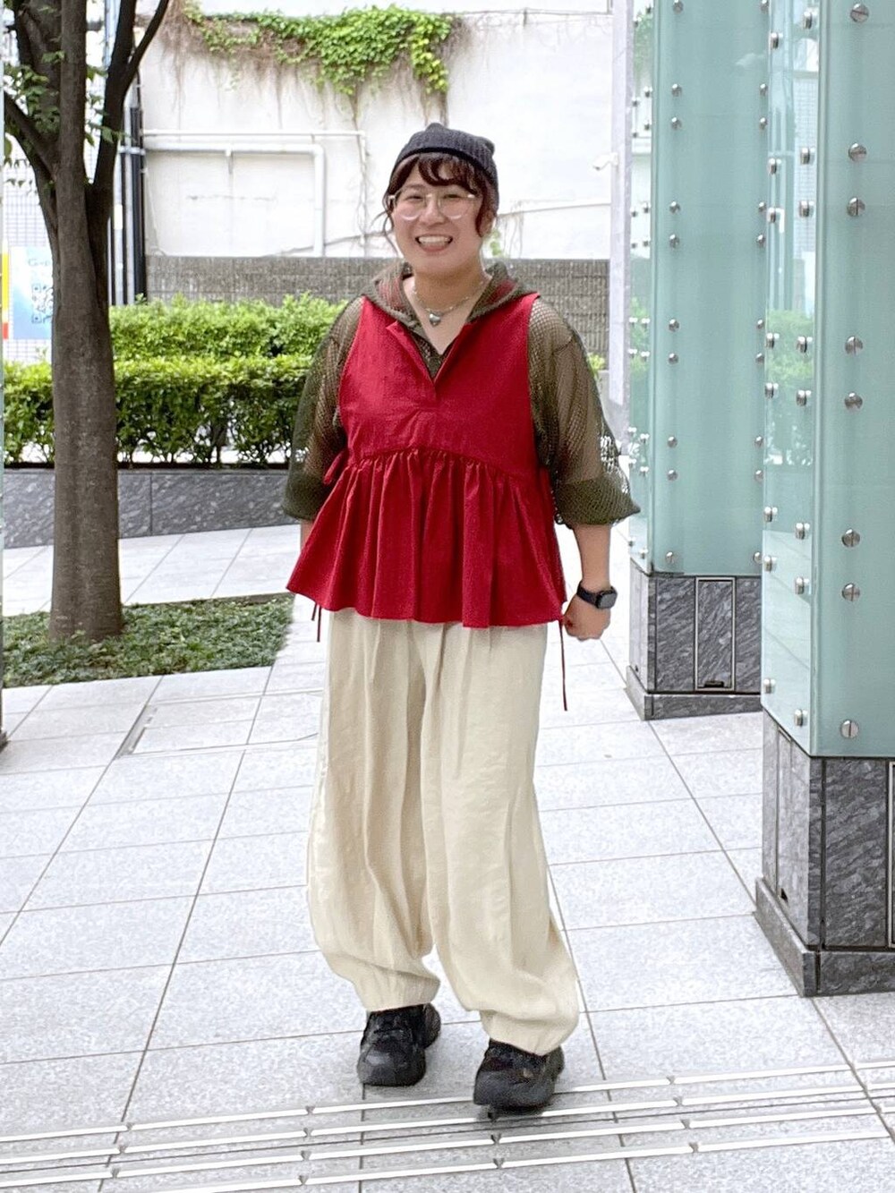 ベージュ系のその他パンツ、ブラック系のキャミソール、レッド系のベストを着用したレディースの夏コーディネートの8枚目の写真
