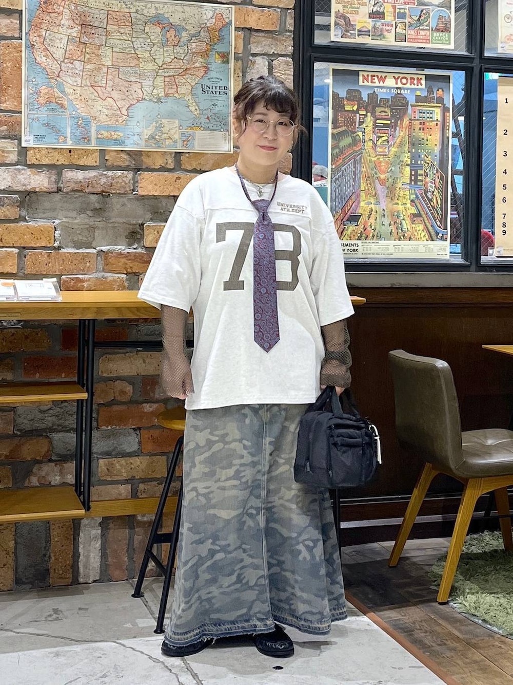 ブラック系のローファー、ベージュ系のTシャツ/カットソー、その他のネクタイを着用したレディースの夏コーディネートの3枚目の写真