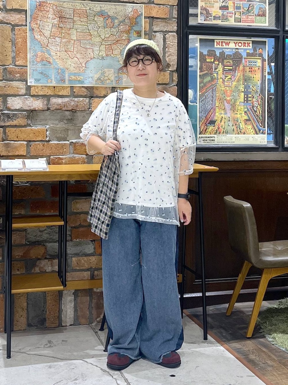 ホワイト系のTシャツ/カットソー、レッド系のスニーカー、ブラック系のトートバッグを着用したレディースの夏コーディネートの6枚目の写真