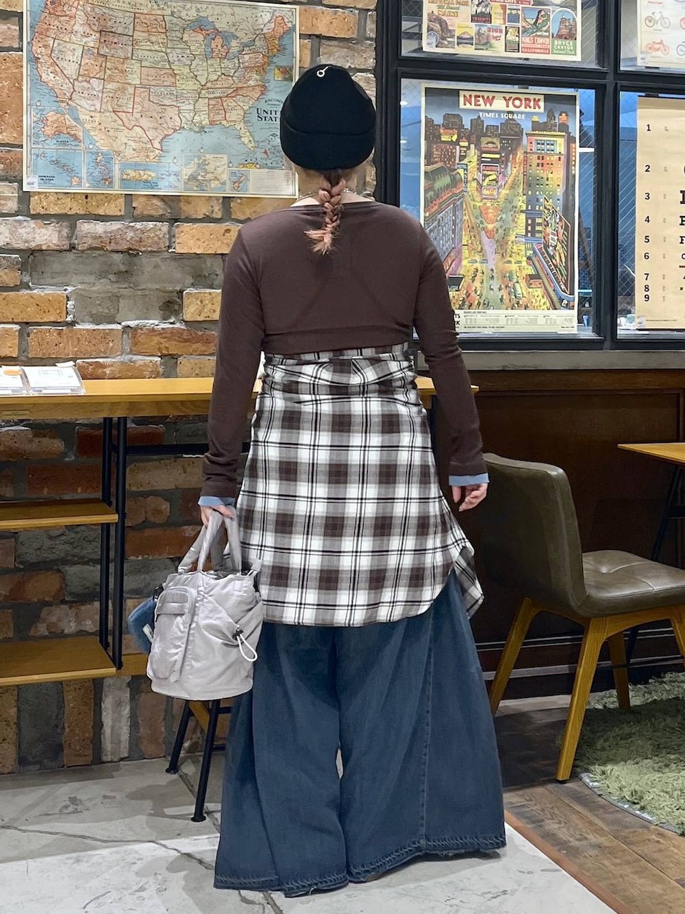 グレー系のトートバッグ、ブラウン系のTシャツ/カットソー、イエロー系のモカシン/デッキシューズを着用したレディースの秋コーディネートの5枚目の写真