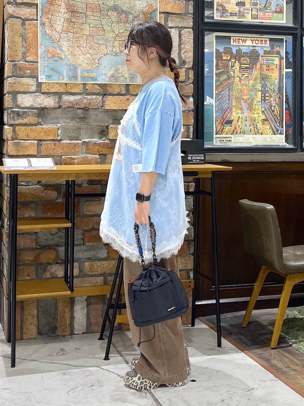 ブラック系のショルダーバッグ、ベージュ系のその他パンツ、その他のサンダルを着用したレディースの夏コーディネートの4枚目の写真
