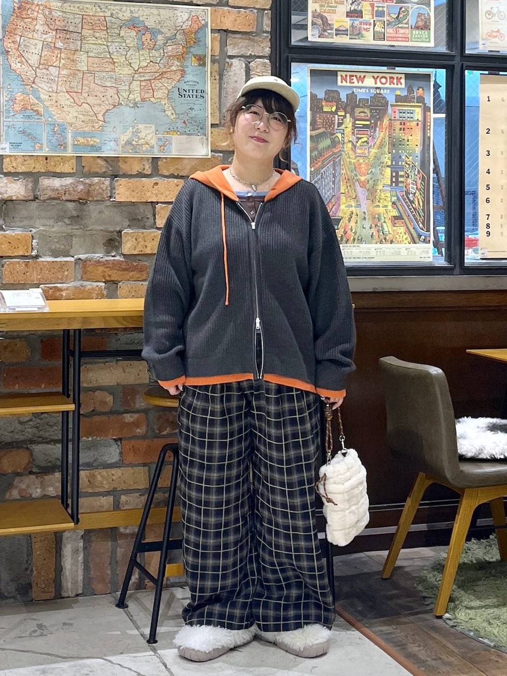 ホワイト系のスリッポン、ブラウン系のTシャツ/カットソー、ベージュ系のショルダーバッグを着用したレディースの秋コーディネートの9枚目の写真