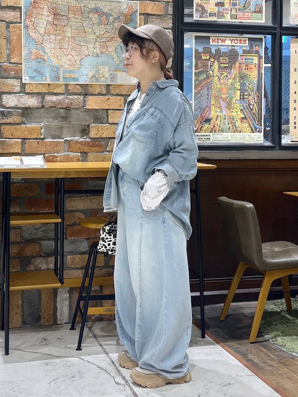 その他のトートバッグ、その他のTシャツ/カットソー、ブルー系のデニムパンツを着用したレディースの夏コーディネートの4枚目の写真