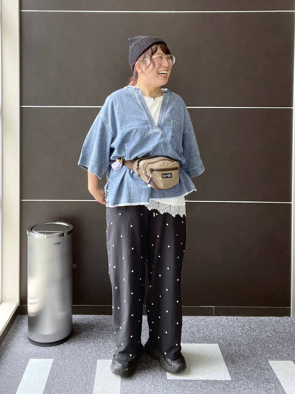 ベージュ系のボディバッグ/ウエストポーチ、ブラック系のその他パンツ、ブルー系のシャツ/ブラウスを着用したレディースの夏コーディネートの8枚目の写真