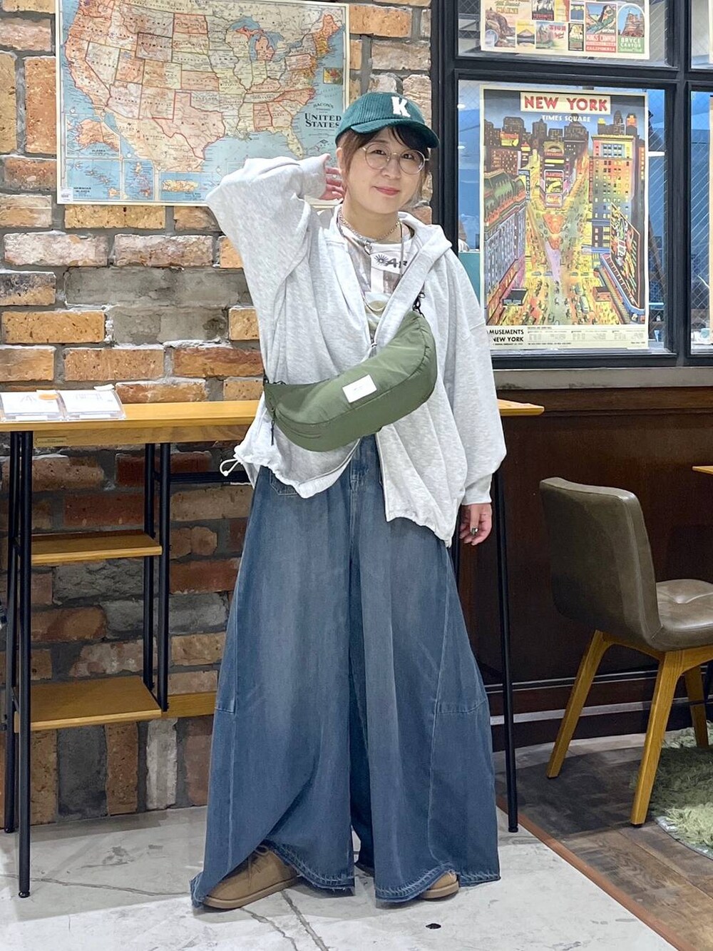 グレー系のパーカー、グリーン系のショルダーバッグ、イエロー系のモカシン/デッキシューズを着用したレディースの秋コーディネートの9枚目の写真