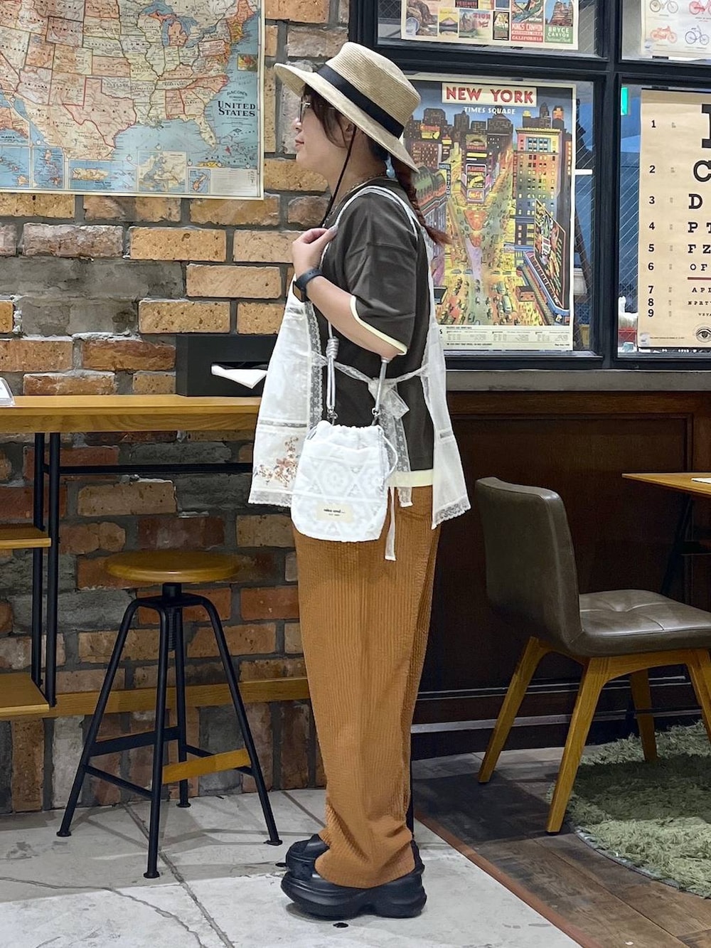 ブラック系のサンダル、ホワイト系のショルダーバッグ、ブラウン系のTシャツ/カットソーを着用したレディースの夏コーディネートの4枚目の写真