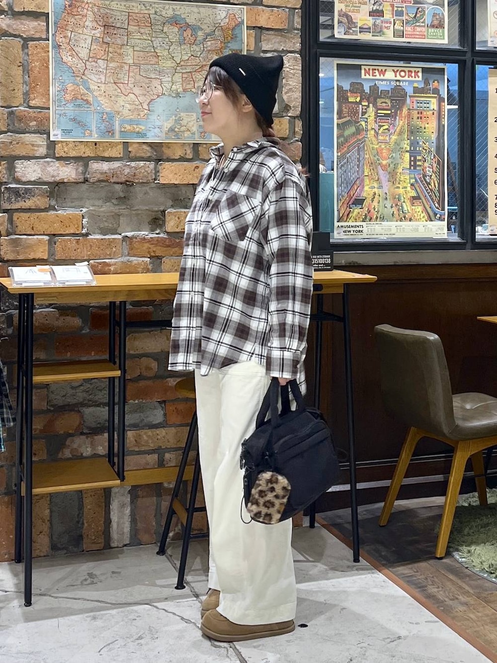 ブラック系のトートバッグ、ブラウン系のTシャツ/カットソー、イエロー系のモカシン/デッキシューズを着用したレディースの秋コーディネートの4枚目の写真