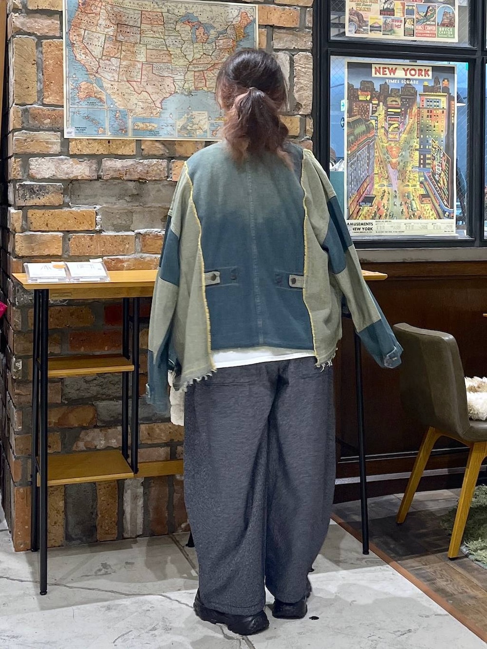 ブルー系のその他パンツ、ブラウン系のTシャツ/カットソー、ブラック系のスニーカーを着用したレディースの秋コーディネートの4枚目の写真