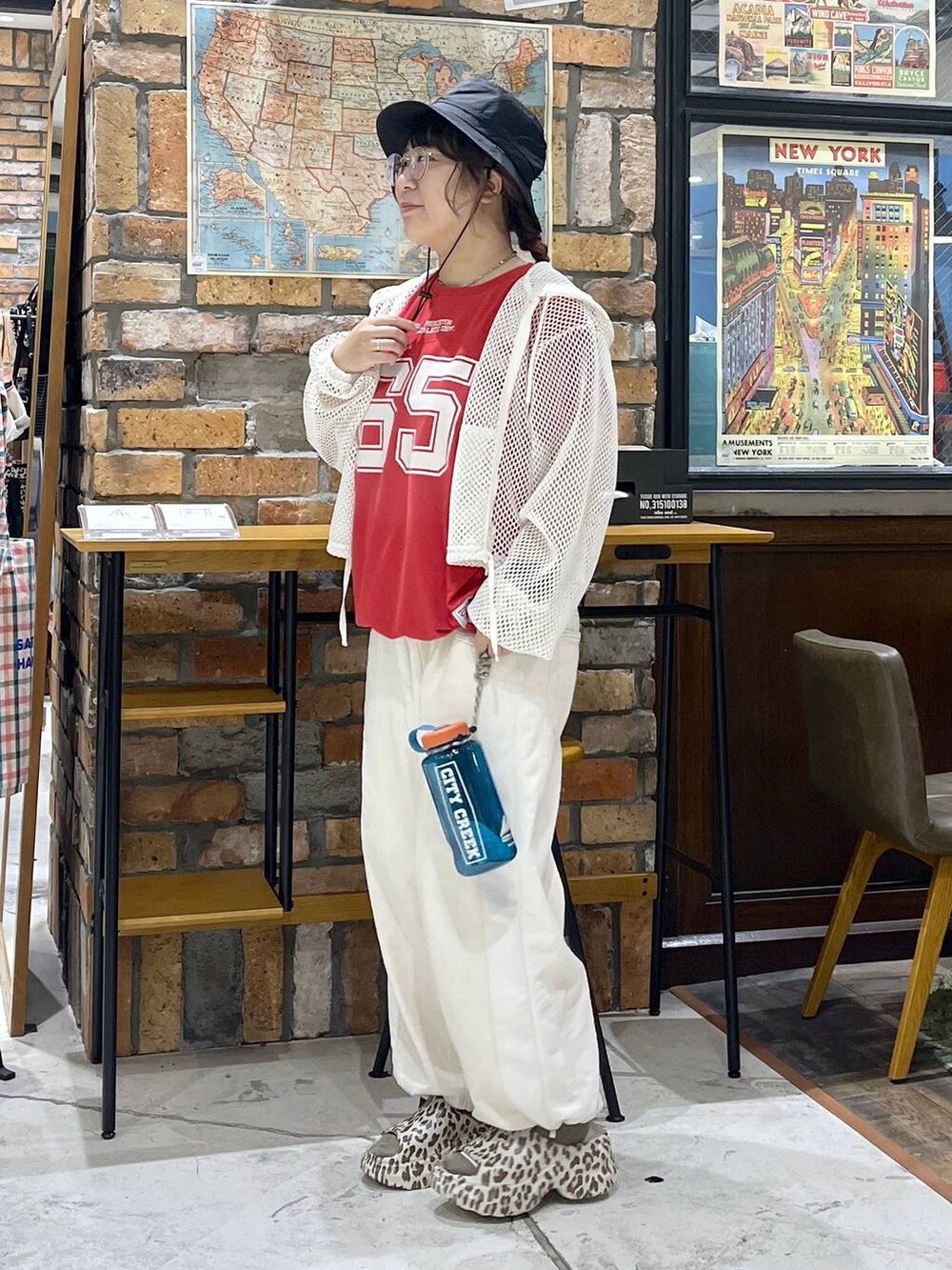 ベージュ系のデニムパンツ、その他のサンダル、ホワイト系のパーカーを着用したレディースの夏コーディネートの4枚目の写真