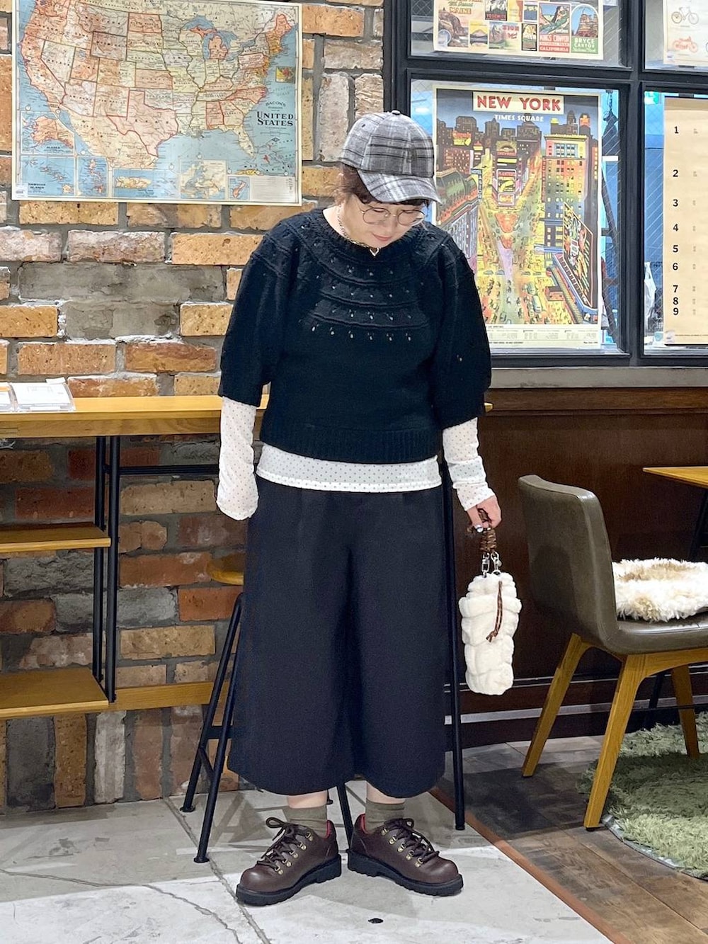 ブラウン系のその他シューズ、ブラック系のその他パンツ、ベージュ系のショルダーバッグを着用したレディースの秋コーディネートの5枚目の写真
