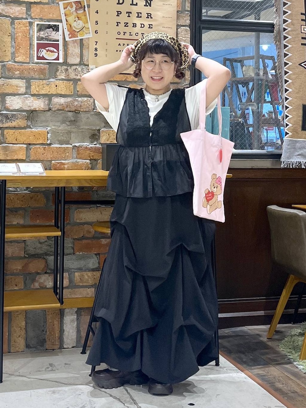 その他のTシャツ/カットソー、ブラウン系のスニーカー、ピンク系のトートバッグを着用したレディースの夏コーディネートの9枚目の写真