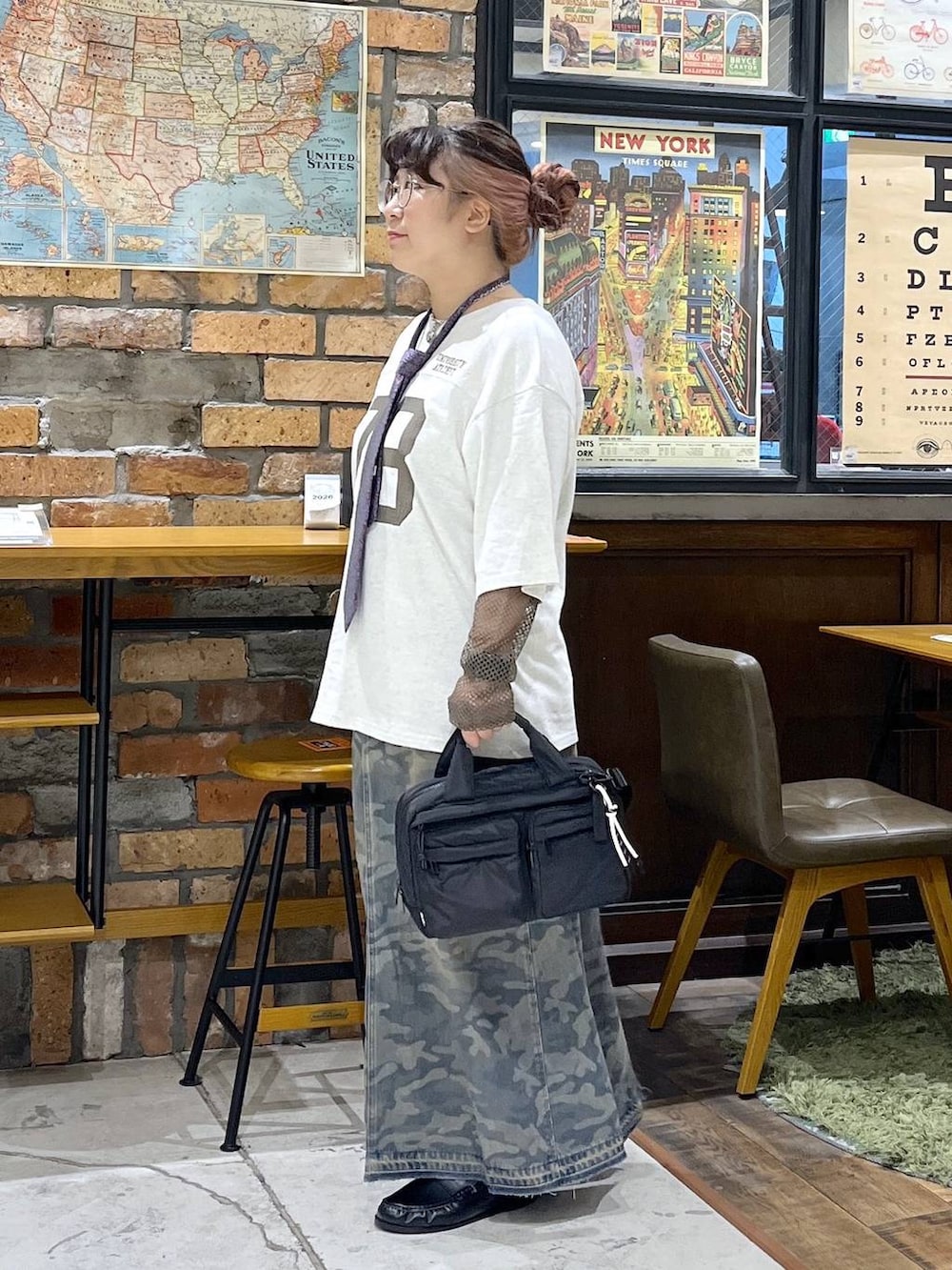 ブラック系のローファー、ベージュ系のTシャツ/カットソー、その他のネクタイを着用したレディースの夏コーディネートの4枚目の写真