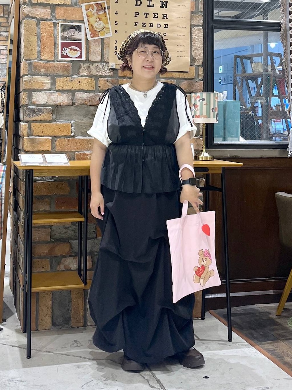 その他のTシャツ/カットソー、ブラウン系のスニーカー、ピンク系のトートバッグを着用したレディースの夏コーディネートの3枚目の写真