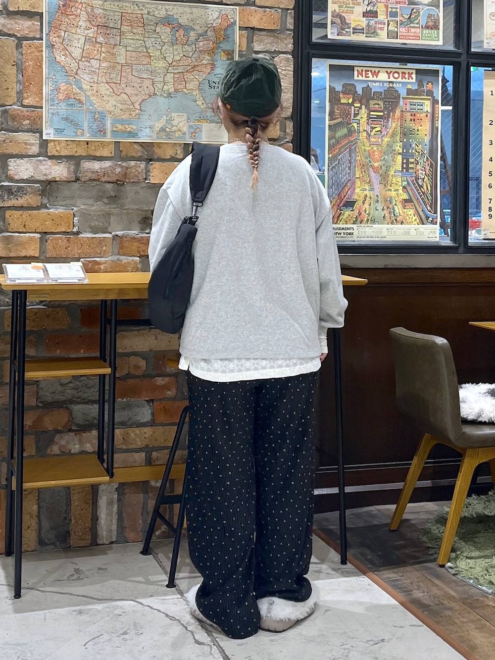 グレー系のスウェット、ホワイト系のその他パンツ、ブラック系のショルダーバッグを着用したレディースの秋コーディネートの5枚目の写真