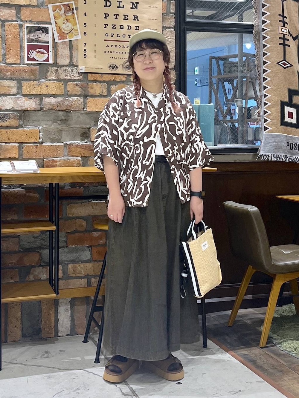 その他のTシャツ/カットソー、ブラウン系のスカート、ブラウン系のサンダルを着用したレディースの夏コーディネートの7枚目の写真