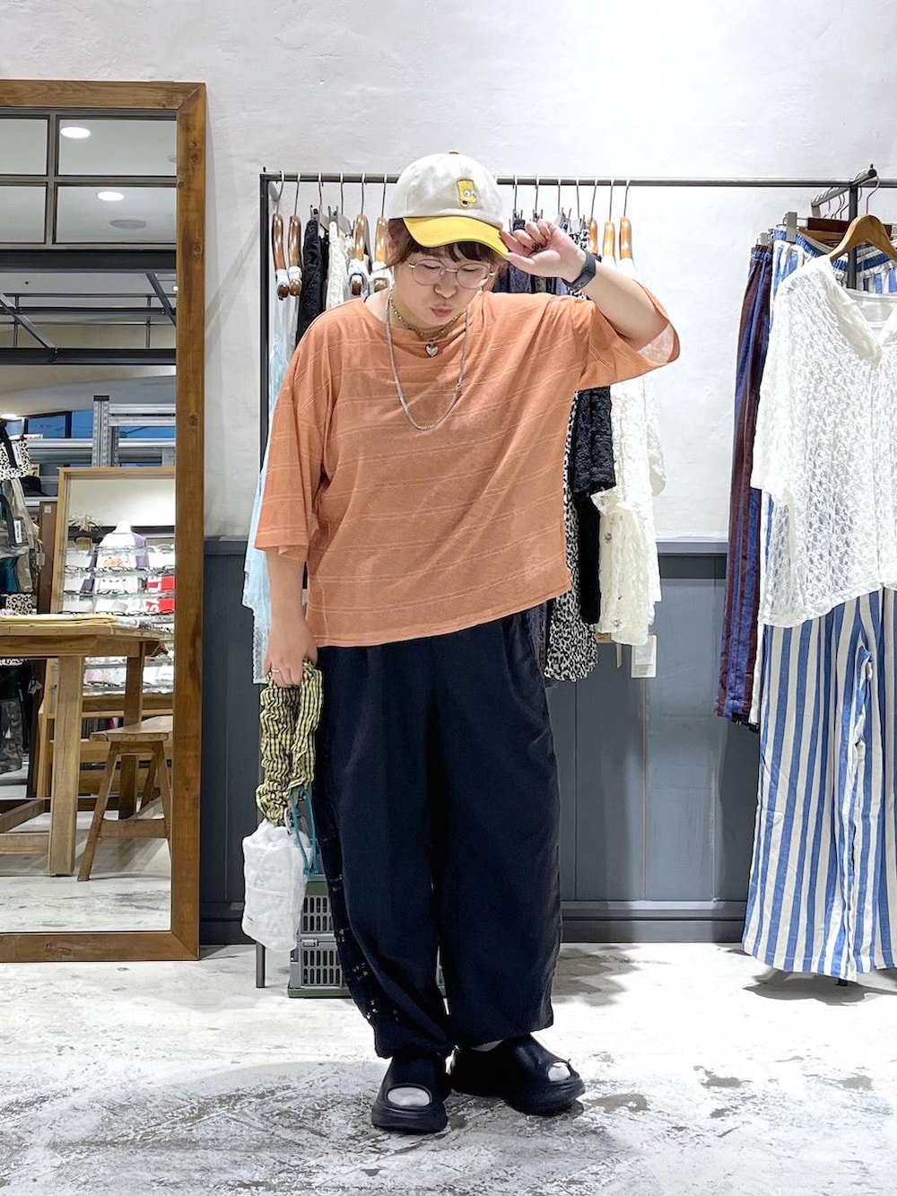 ブラック系のその他パンツ、ブラック系のキャミソール、ブラック系のサンダルを着用したレディースの夏コーディネートの6枚目の写真