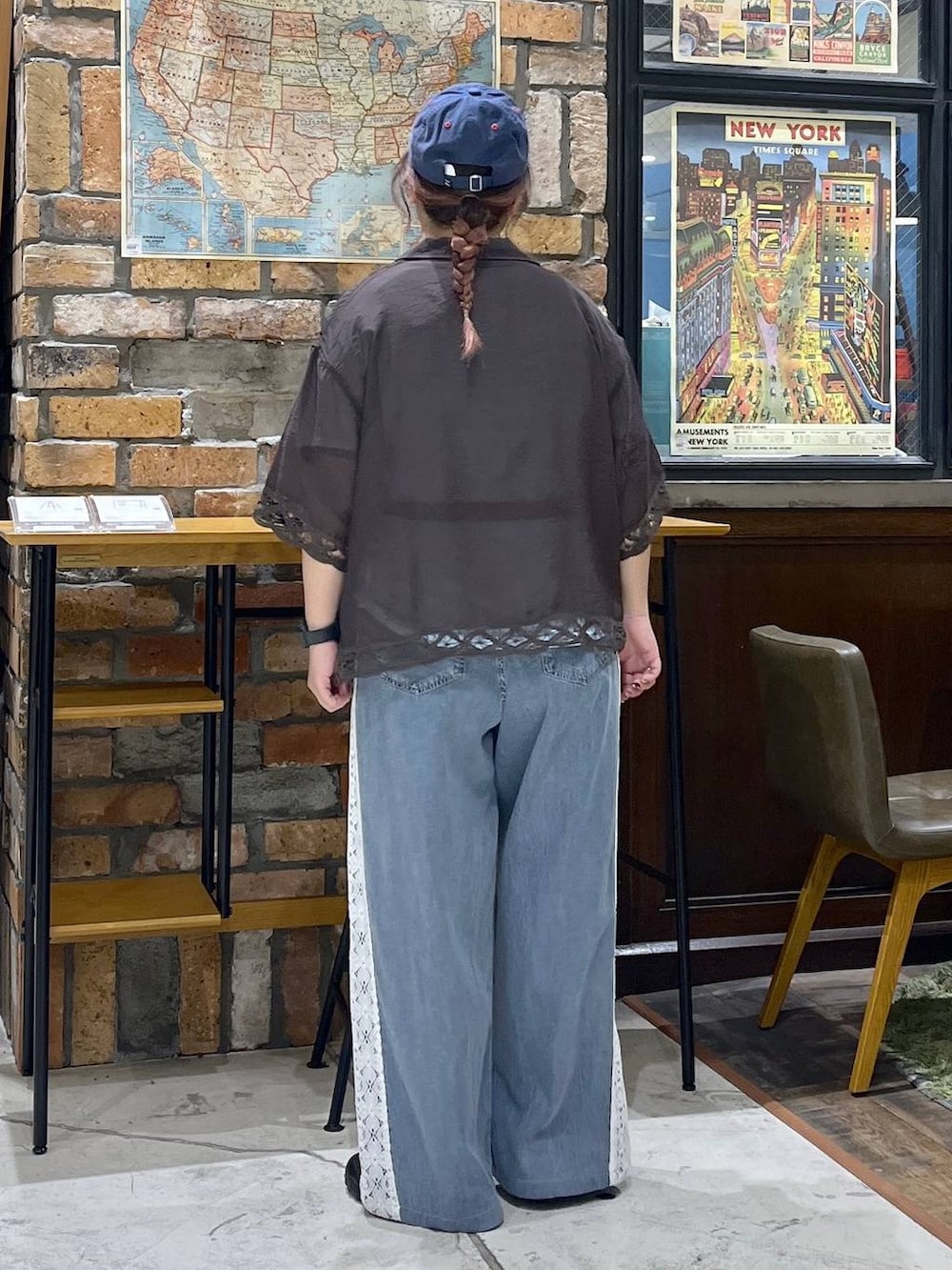 ブラック系のバレエシューズ、ブルー系のTシャツ/カットソー、ブルー系のデニムパンツを着用したレディースの夏コーディネートの5枚目の写真