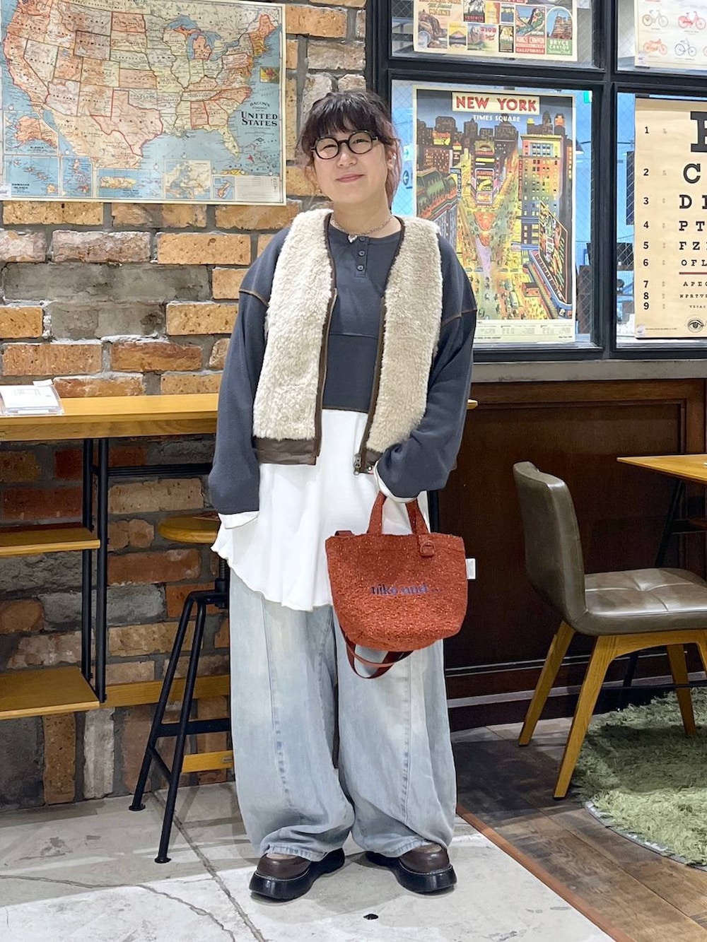レッド系のショルダーバッグ、グレー系のワンピース、その他のドレスシューズを着用したレディースの秋コーディネートの3枚目の写真