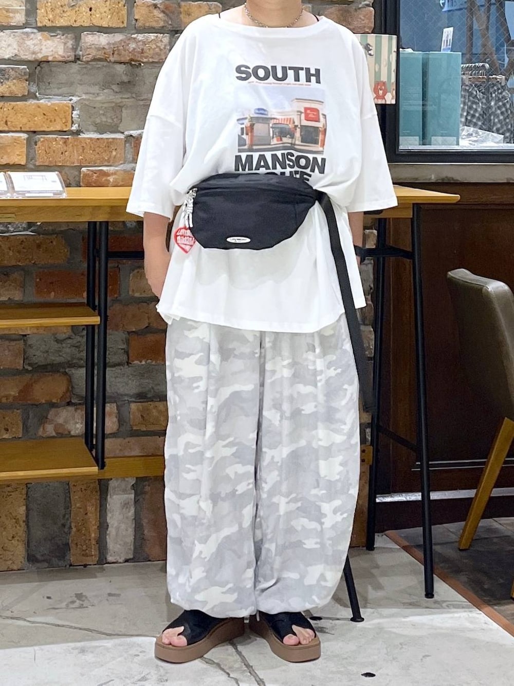 ブラック系のサンダル、グレー系のその他パンツ、ブラック系のキャミソールを着用したレディースの夏コーディネートの2枚目の写真