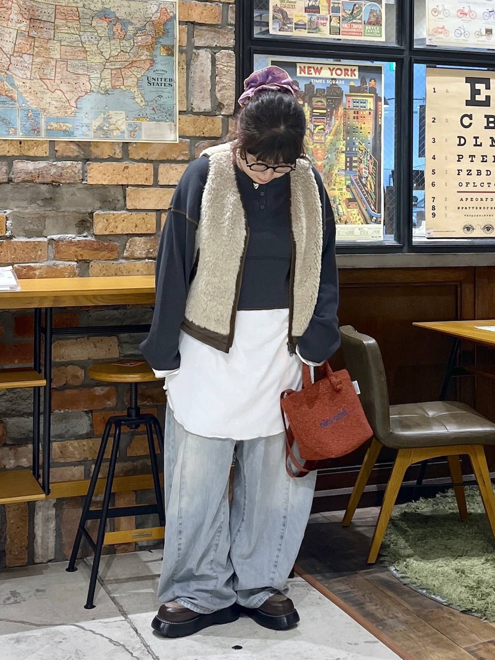 レッド系のショルダーバッグ、グレー系のワンピース、その他のドレスシューズを着用したレディースの秋コーディネートの7枚目の写真