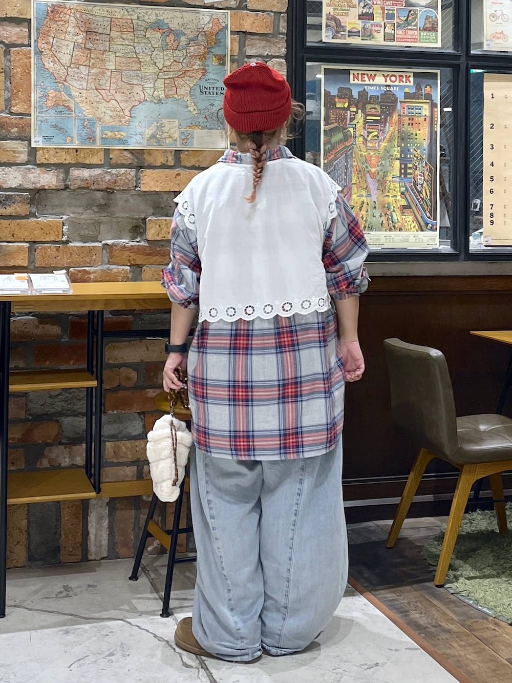 ホワイト系のベスト、ブルー系のデニムパンツ、イエロー系のモカシン/デッキシューズを着用したレディースの秋コーディネートの5枚目の写真