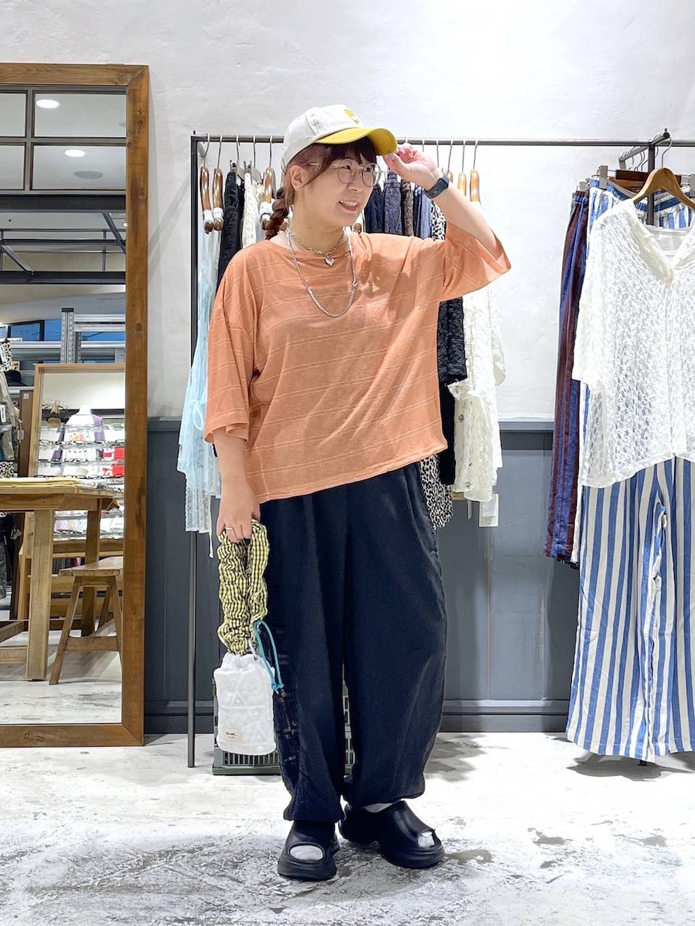 ブラック系のその他パンツ、ブラック系のキャミソール、ブラック系のサンダルを着用したレディースの夏コーディネートの3枚目の写真