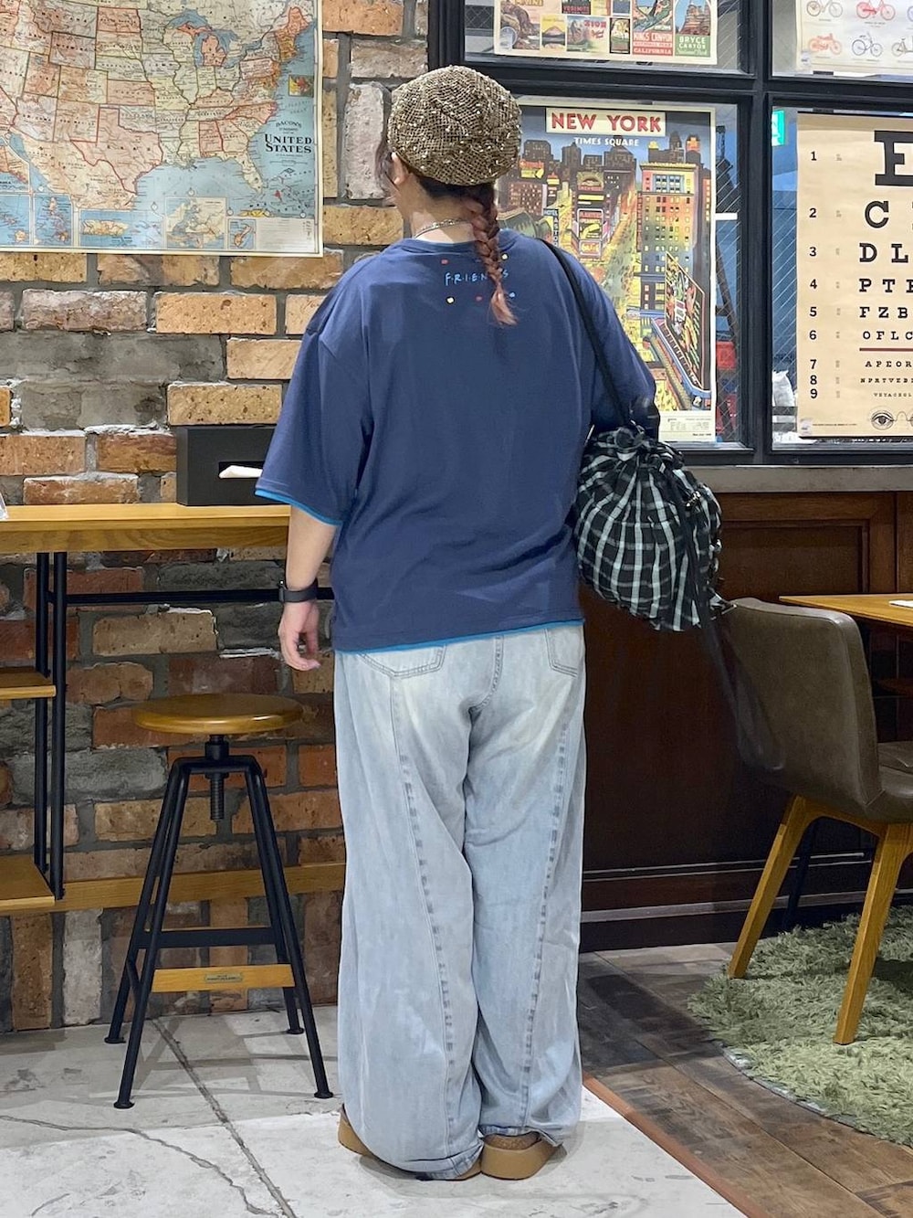ブルー系のデニムパンツ、ブラウン系のサンダル、その他のバックパック/リュックを着用したレディースの夏コーディネートの5枚目の写真