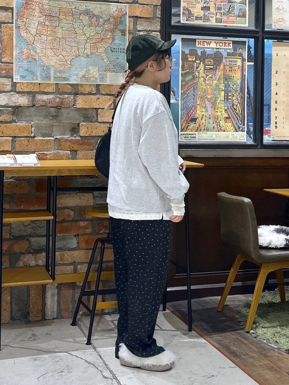グレー系のスウェット、ホワイト系のその他パンツ、ブラック系のショルダーバッグを着用したレディースの秋コーディネートの6枚目の写真