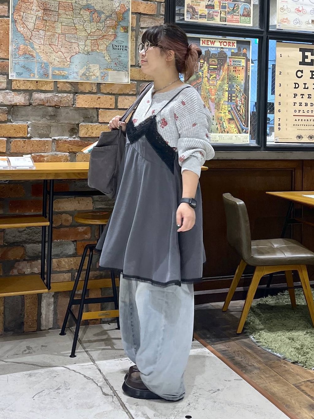 グレー系のトートバッグ、グレー系のニット/セーター、グレー系のワンピースを着用したレディースの秋コーディネートの3枚目の写真