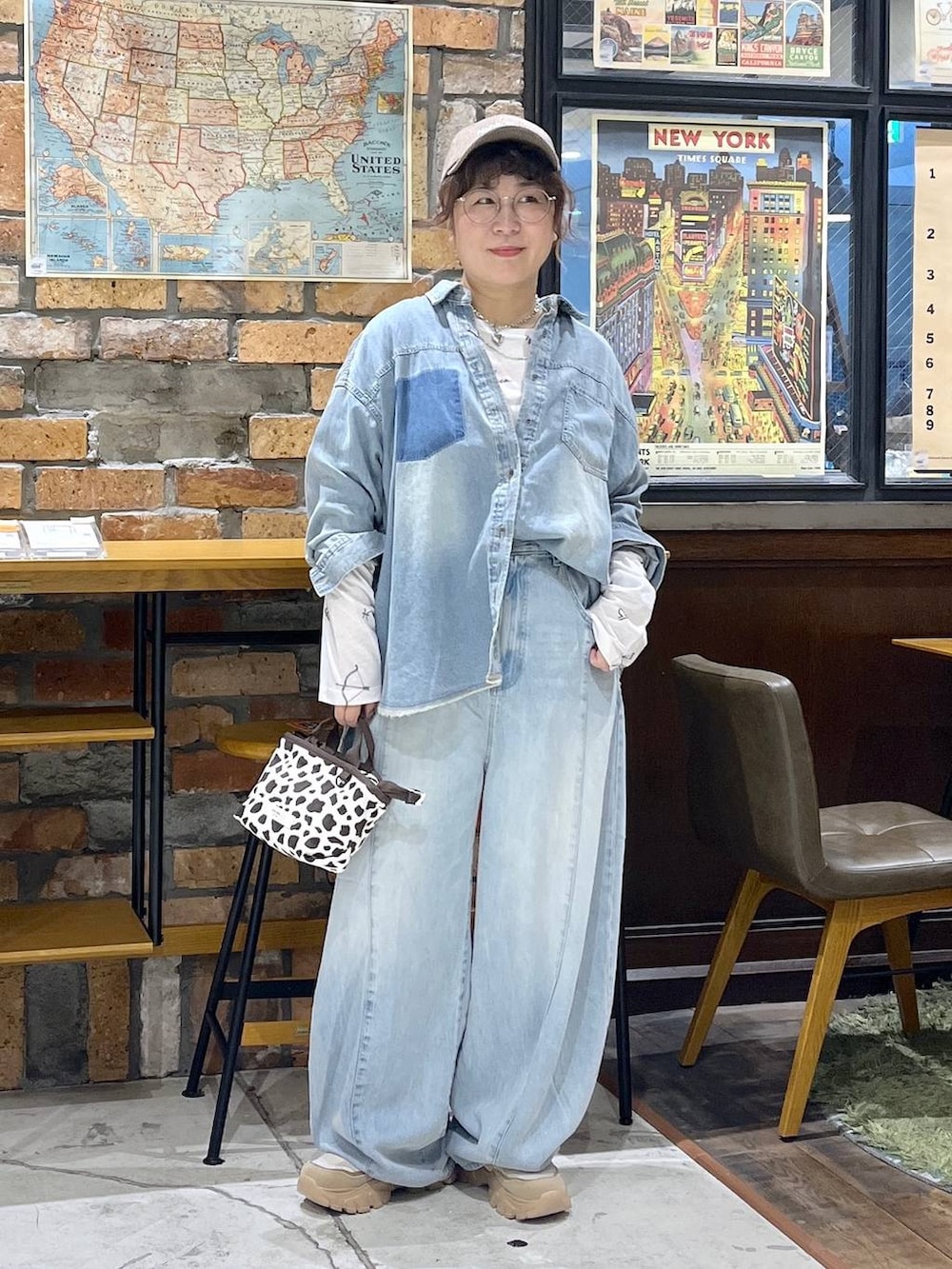 その他のトートバッグ、その他のTシャツ/カットソー、ブルー系のデニムパンツを着用したレディースの夏コーディネートの7枚目の写真