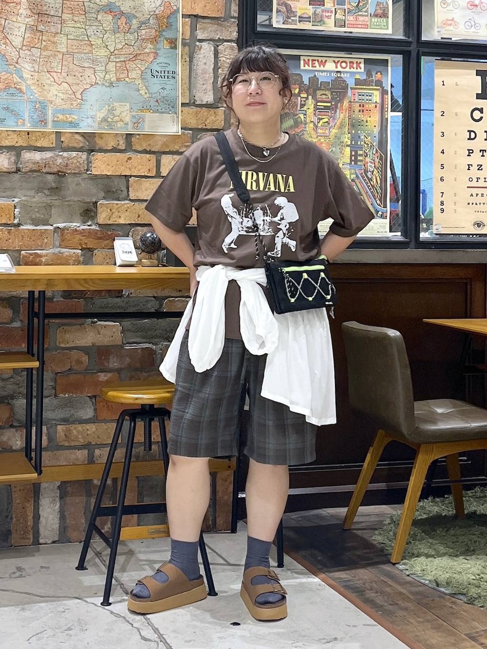 ブラウン系のその他パンツ、ホワイト系のシャツ/ブラウス、ブラウン系のサンダルを着用したレディースの夏コーディネートの8枚目の写真