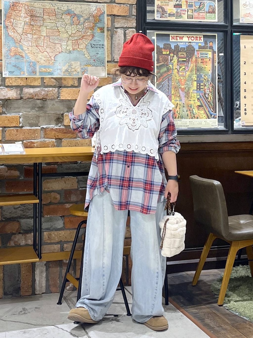 ホワイト系のベスト、ブルー系のデニムパンツ、イエロー系のモカシン/デッキシューズを着用したレディースの秋コーディネートの8枚目の写真