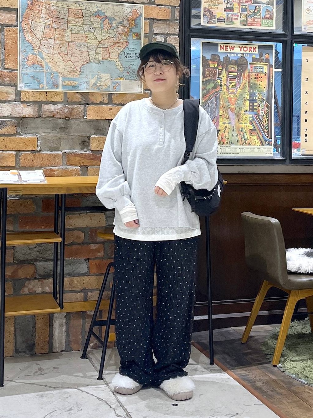 グレー系のスウェット、ホワイト系のその他パンツ、ブラック系のショルダーバッグを着用したレディースの秋コーディネートの8枚目の写真