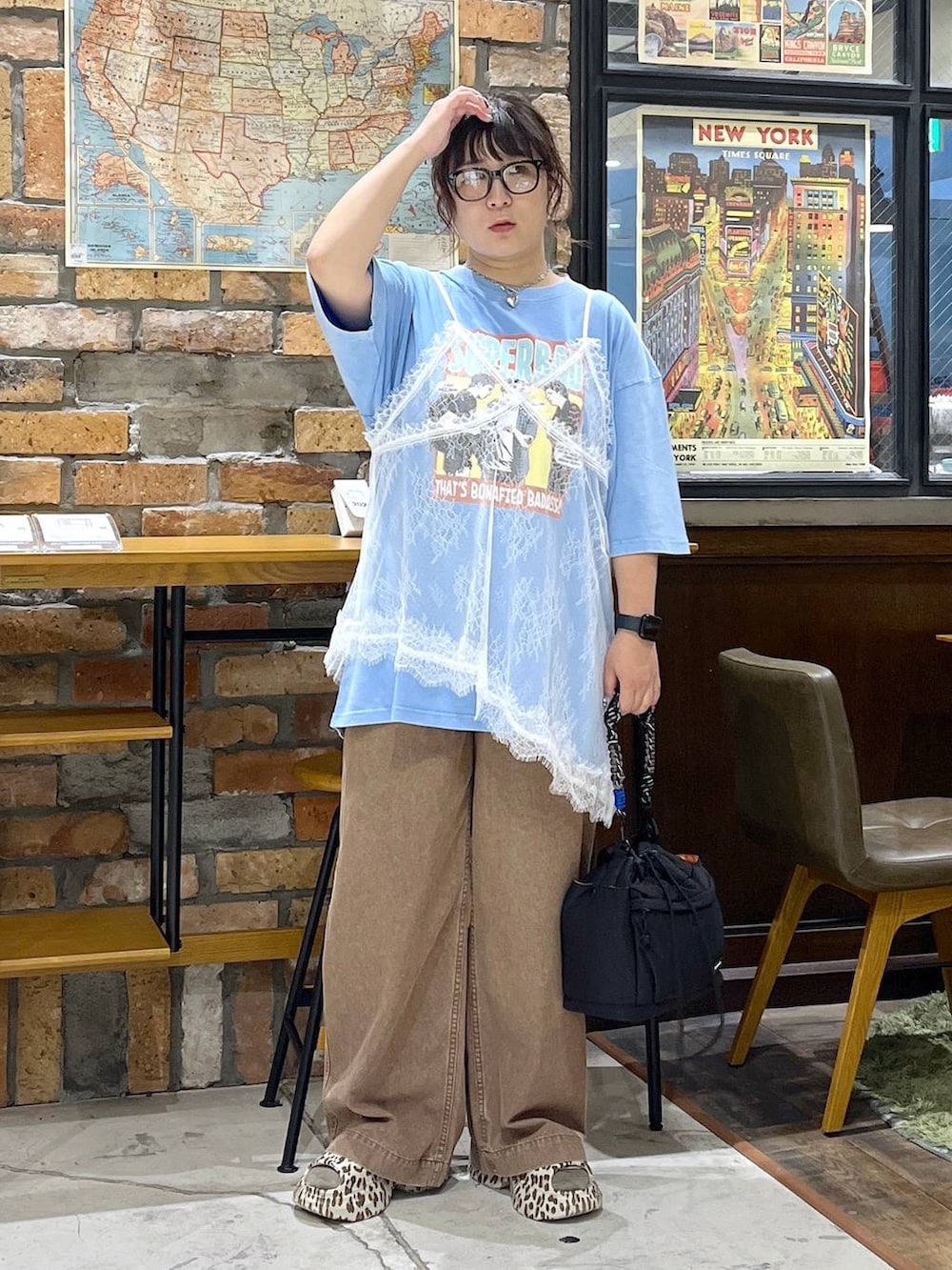 ブラック系のショルダーバッグ、ベージュ系のその他パンツ、その他のサンダルを着用したレディースの夏コーディネートの7枚目の写真