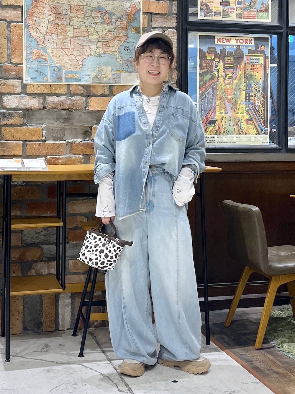 その他のトートバッグ、その他のTシャツ/カットソー、ブルー系のデニムパンツを着用したレディースの夏コーディネートの9枚目の写真