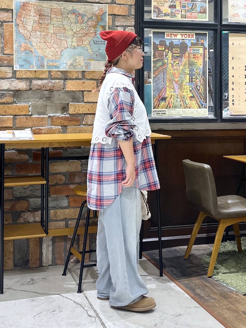 ホワイト系のベスト、ブルー系のデニムパンツ、イエロー系のモカシン/デッキシューズを着用したレディースの秋コーディネートの6枚目の写真