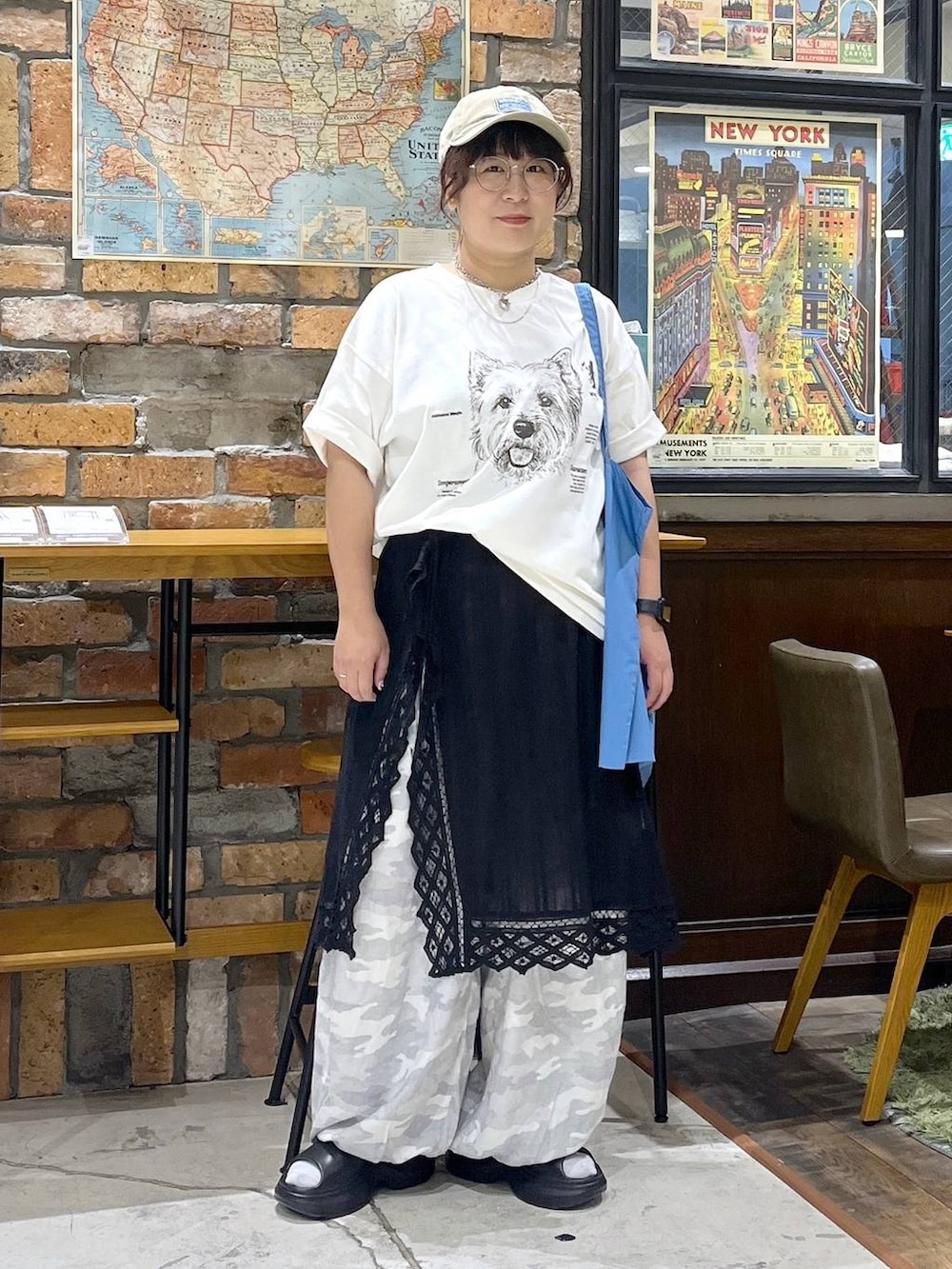 ブルー系のトートバッグ、グレー系のスカート、グレー系のその他パンツを着用したレディースの夏コーディネートの3枚目の写真