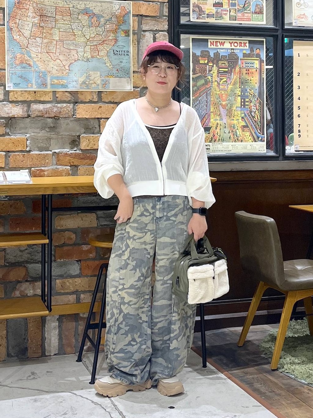 その他のボストンバッグ、グリーン系のデニムパンツ、ベージュ系のスニーカーを着用したレディースの夏コーディネートの3枚目の写真