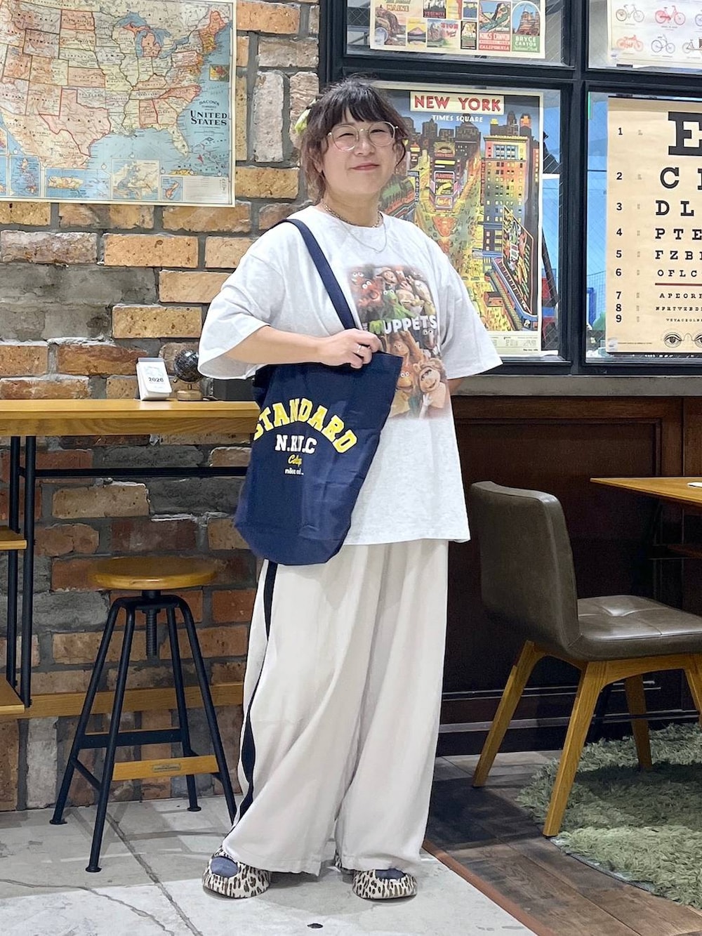 ブラウン系のその他パンツ、その他のサンダル、ブルー系のトートバッグを着用したレディースの夏コーディネートの8枚目の写真