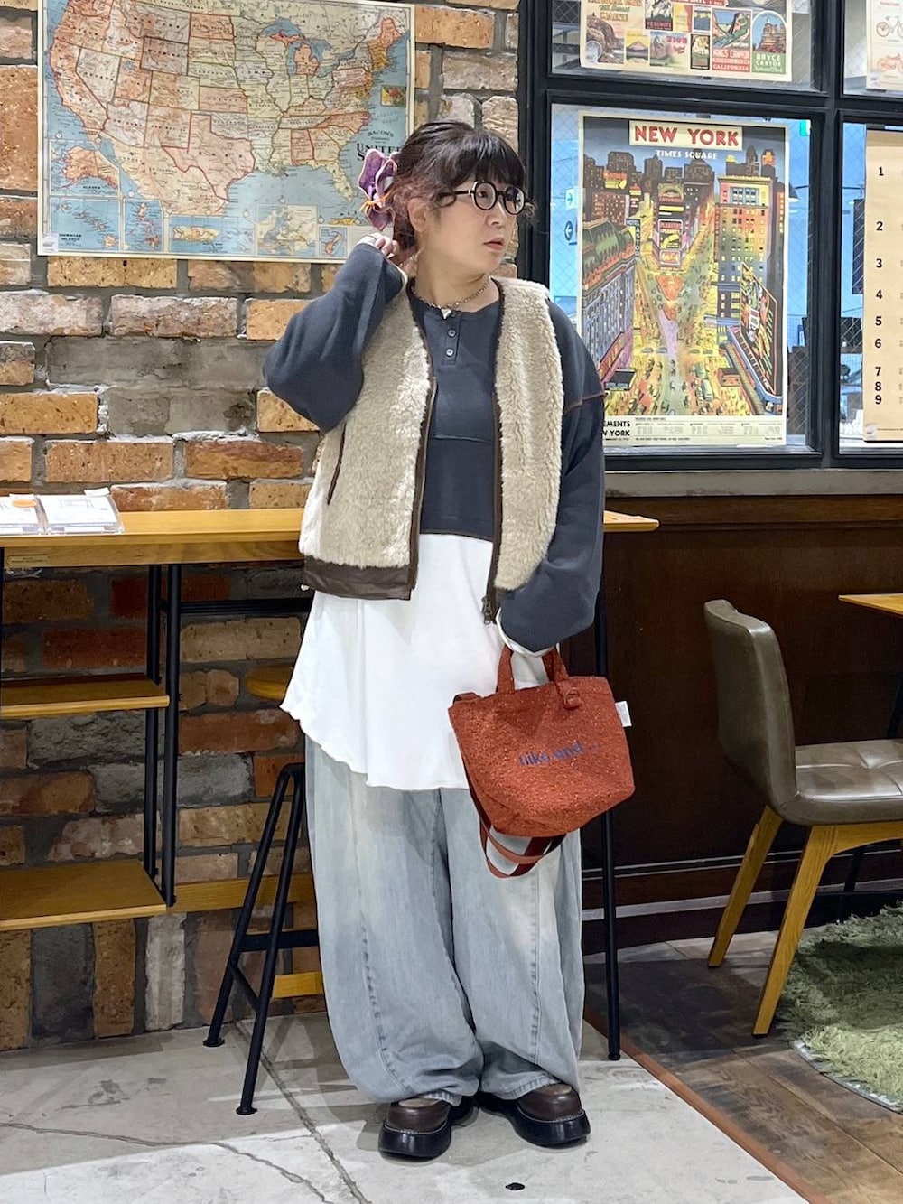 レッド系のショルダーバッグ、グレー系のワンピース、その他のドレスシューズを着用したレディースの秋コーディネートの8枚目の写真