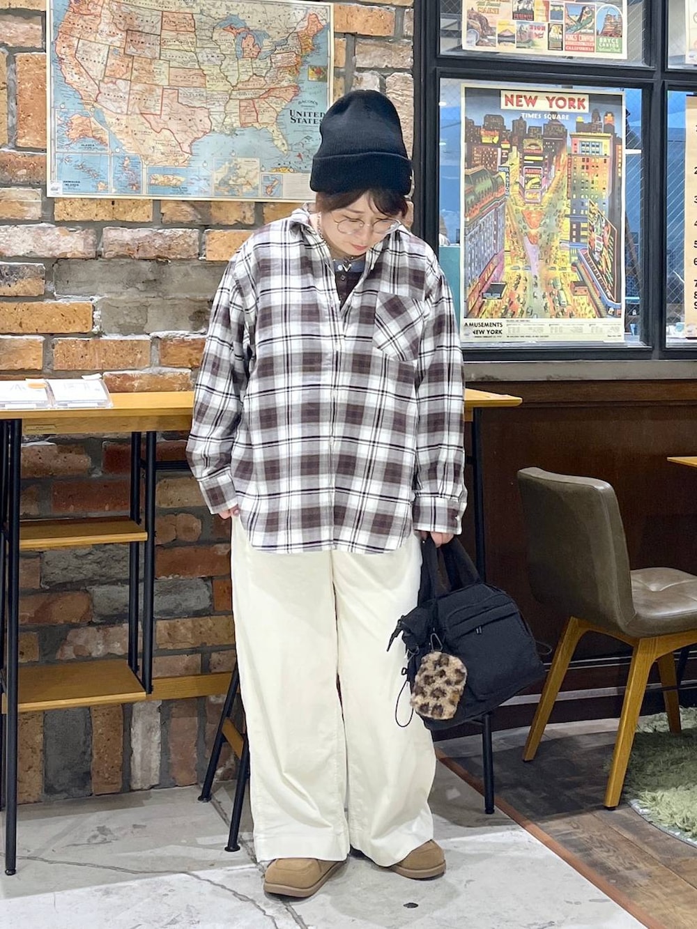 ブラック系のトートバッグ、ブラウン系のTシャツ/カットソー、イエロー系のモカシン/デッキシューズを着用したレディースの秋コーディネートの9枚目の写真