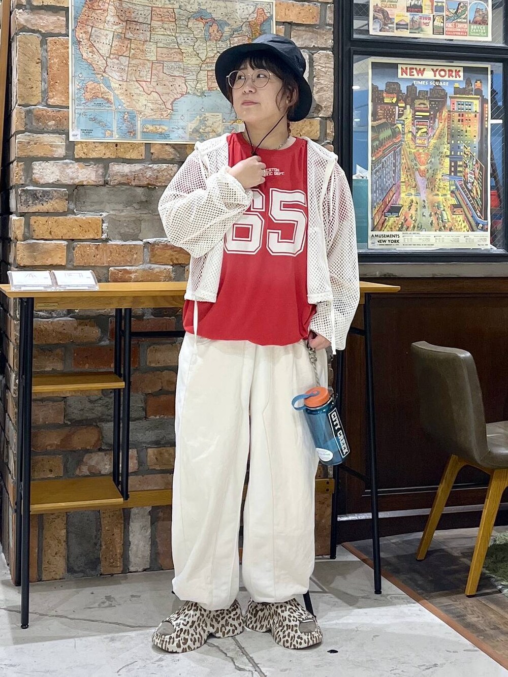 ベージュ系のデニムパンツ、その他のサンダル、ホワイト系のパーカーを着用したレディースの夏コーディネートの3枚目の写真