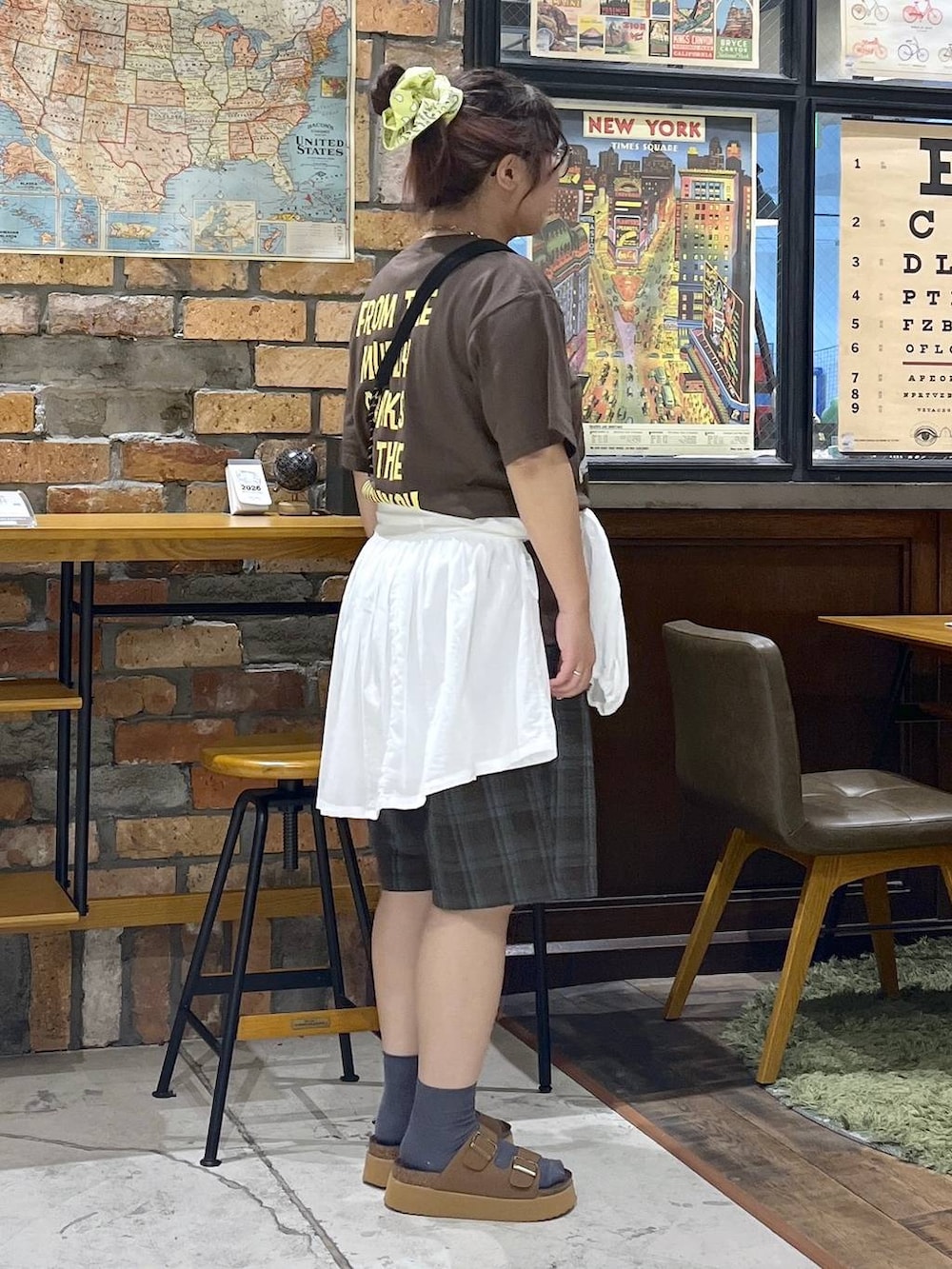 ブラウン系のその他パンツ、ホワイト系のシャツ/ブラウス、ブラウン系のサンダルを着用したレディースの夏コーディネートの6枚目の写真