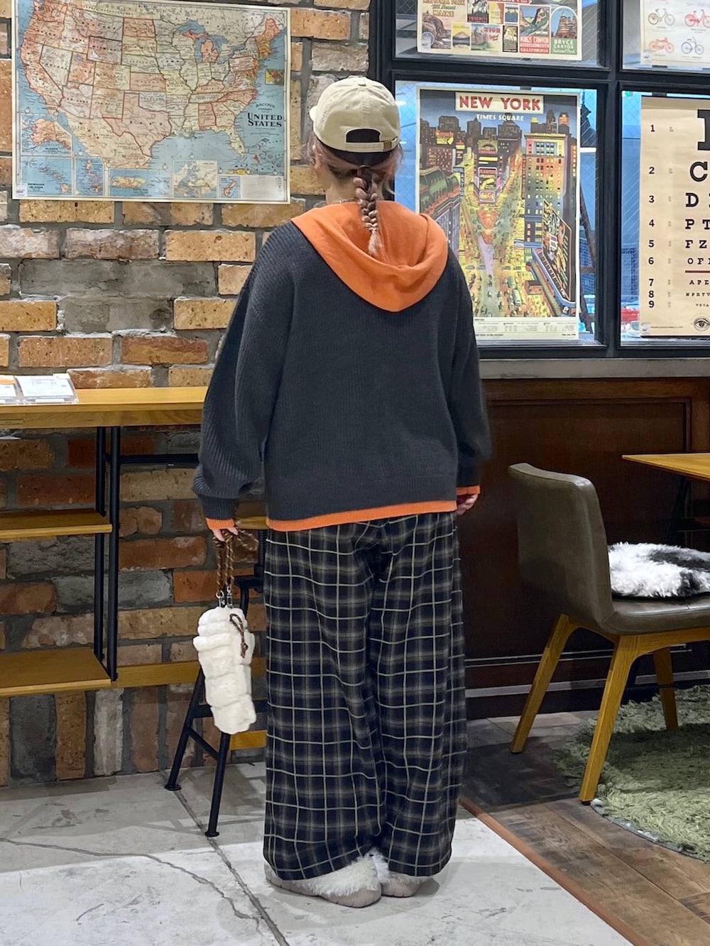ホワイト系のスリッポン、ブラウン系のTシャツ/カットソー、ベージュ系のショルダーバッグを着用したレディースの秋コーディネートの5枚目の写真