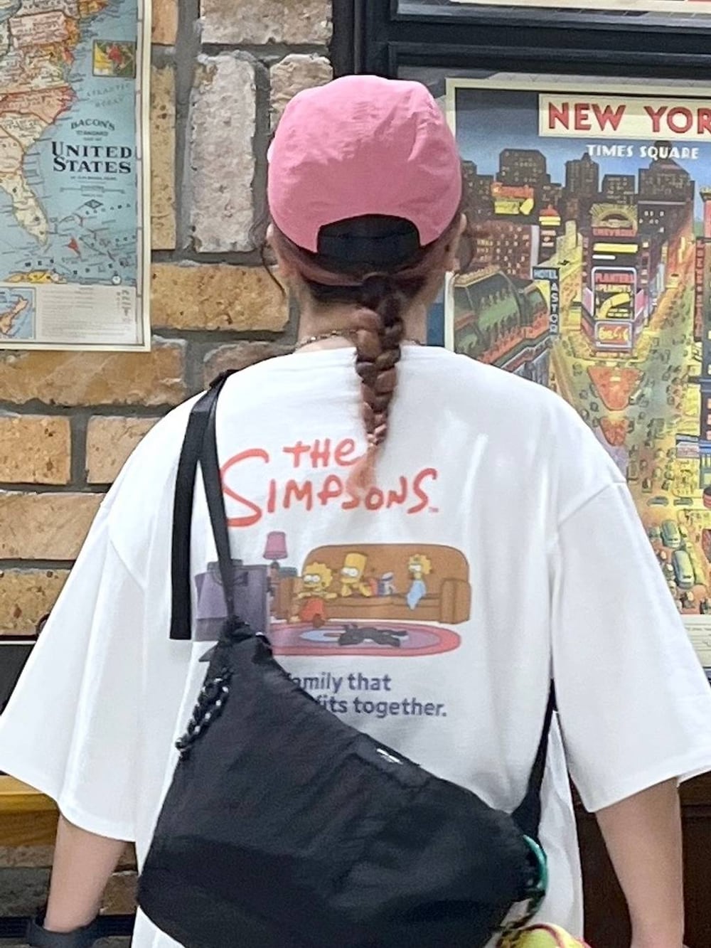ブラック系のショルダーバッグ、ブラウン系のその他パンツ、ホワイト系のTシャツ/カットソーを着用したレディースの夏コーディネートの2枚目の写真