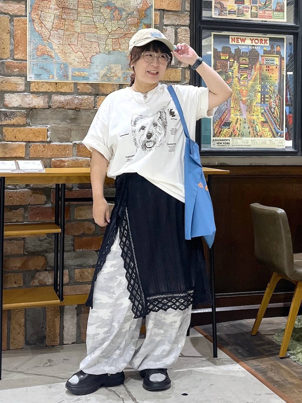 ブルー系のトートバッグ、グレー系のスカート、グレー系のその他パンツを着用したレディースの夏コーディネートの9枚目の写真