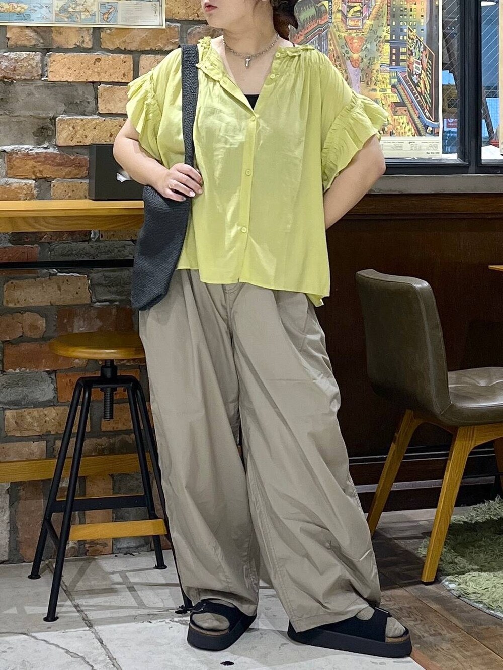 ベージュ系のその他パンツ、ブラック系のサンダル、ブラック系のキャミソールを着用したレディースの夏コーディネートの2枚目の写真
